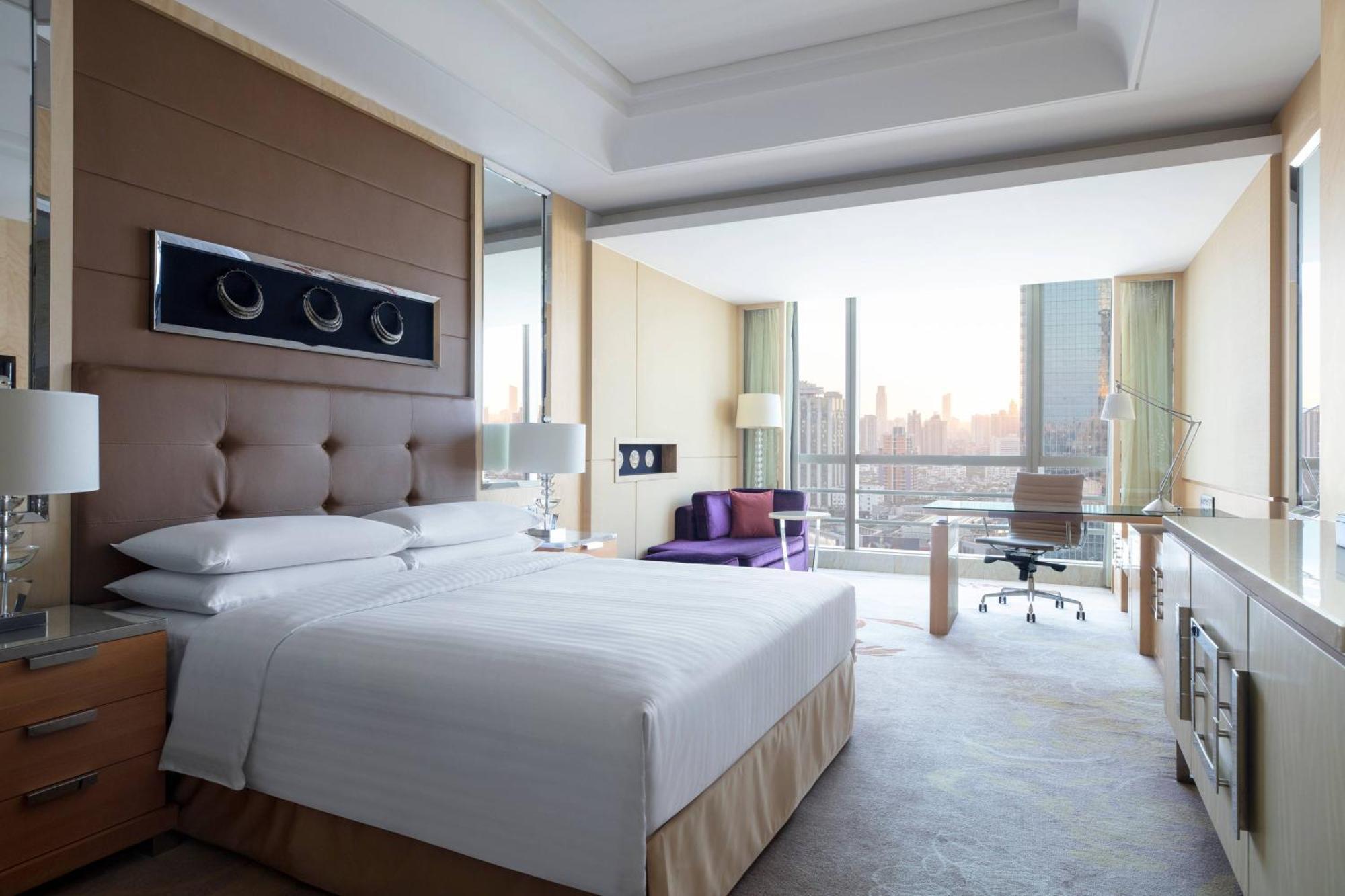 Grand Premier King Room Mall View