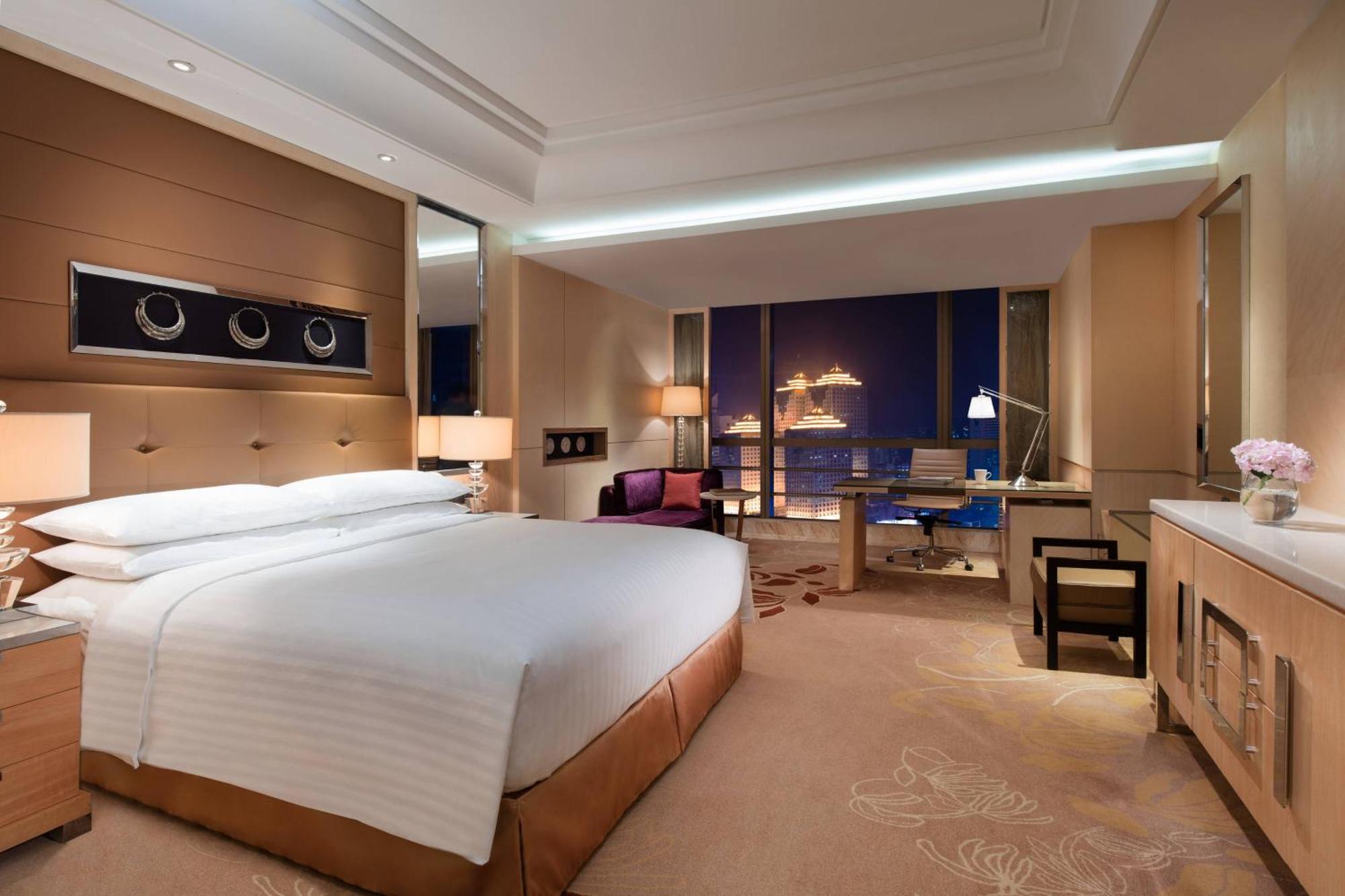 Premier King Room City View